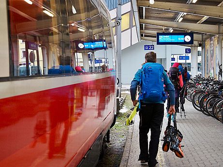 Der Orb ist nicht so schwer, dass er beim Umsteigen im Zug im Weg rumgehe würde.