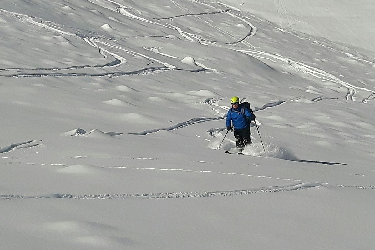 10-20 cm tiefer Pulverschnee bei der Abfahrt