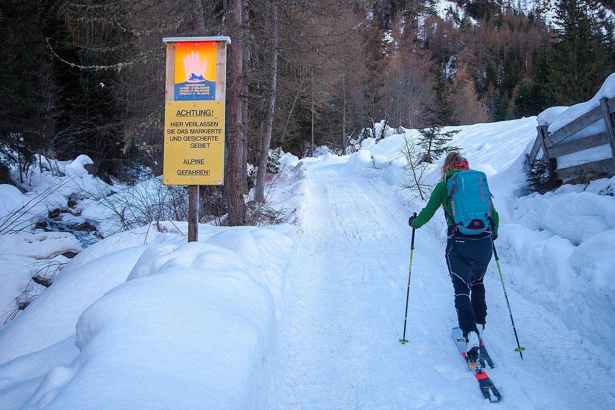 Start in Prägraten bei einem knappen Meter zusammenghocktem Altschnee