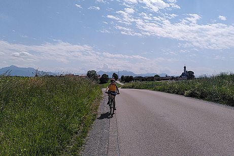 In einem von mehreren Nussdörfern an der Strecke liegt der vorletzte Anstieg des Tages hinter uns.