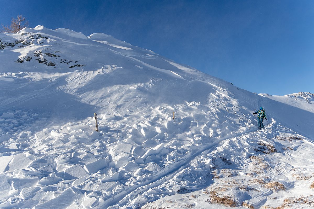 Ostseitig gibts frischen Triebschnee, der hier bereits als kleines Schneebrett abgegangen ist