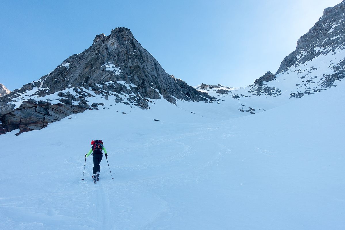 Aufstieg zur Alpeinerscharte. Im oberen Teil recht steinig und windgepresst. Entweder etwas holprig mit Harscheisen oder die letzten 50 Hm entlang vorhandener Stapfspur.