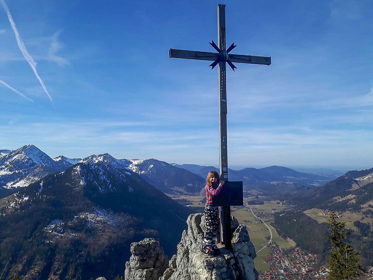 Tiefblick vom Gipfel ins grüne Leitzachtal