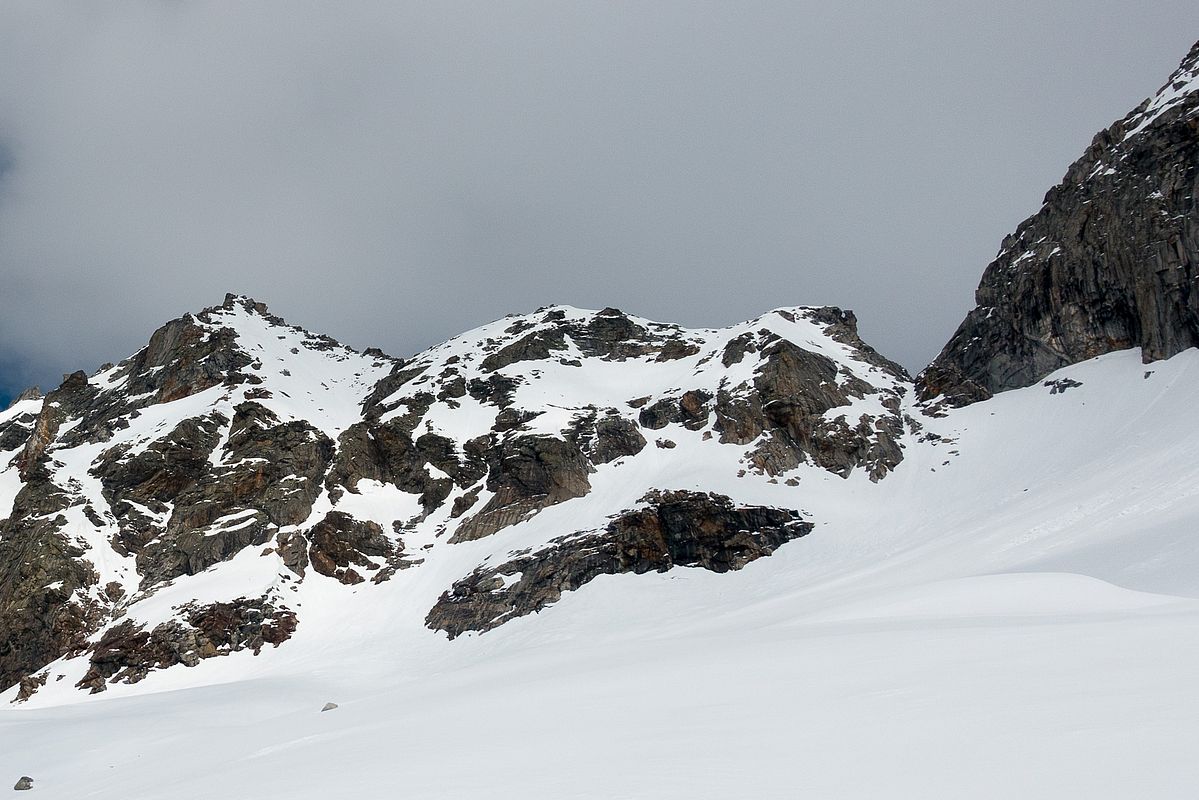 Rechts die Löfflerscharte mit relativ wenig Schnee heuer und am Nachmittag den Schneerutschen und Steinen aus den Flanken ausgesetzt.