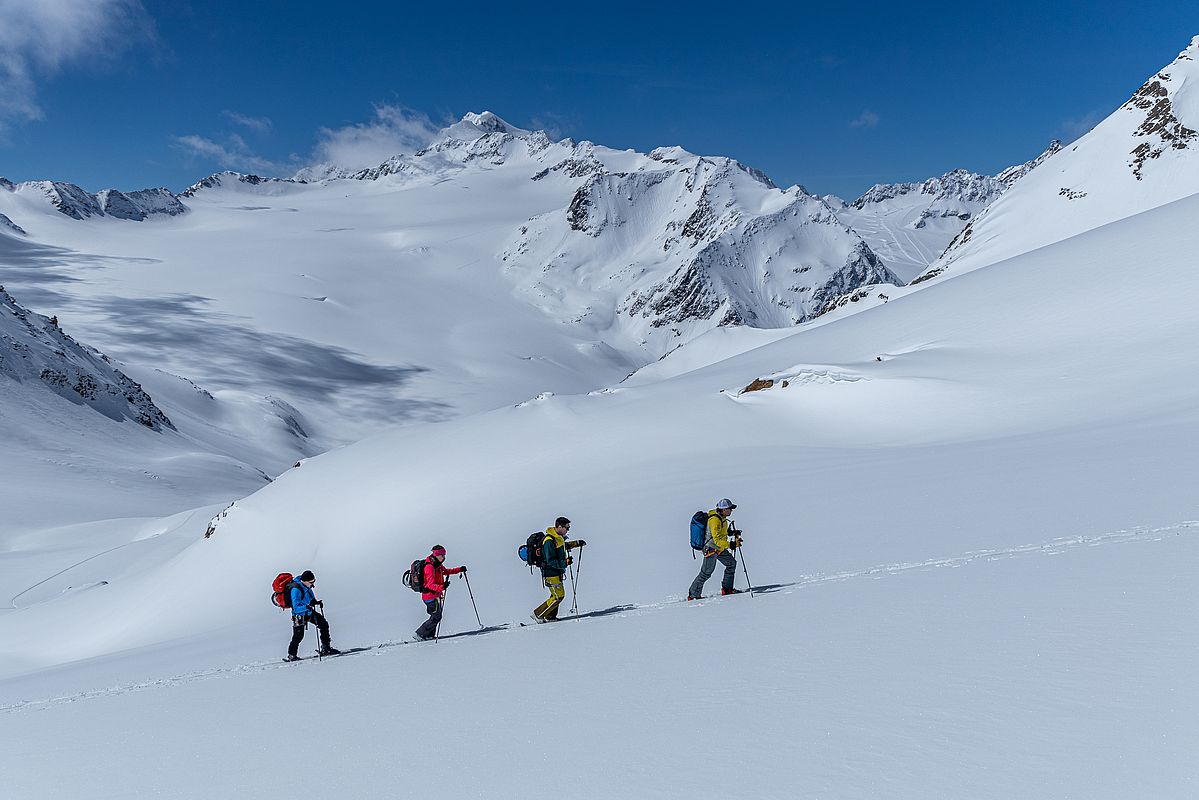 Aufstieg mit Blick zur Wildspitze