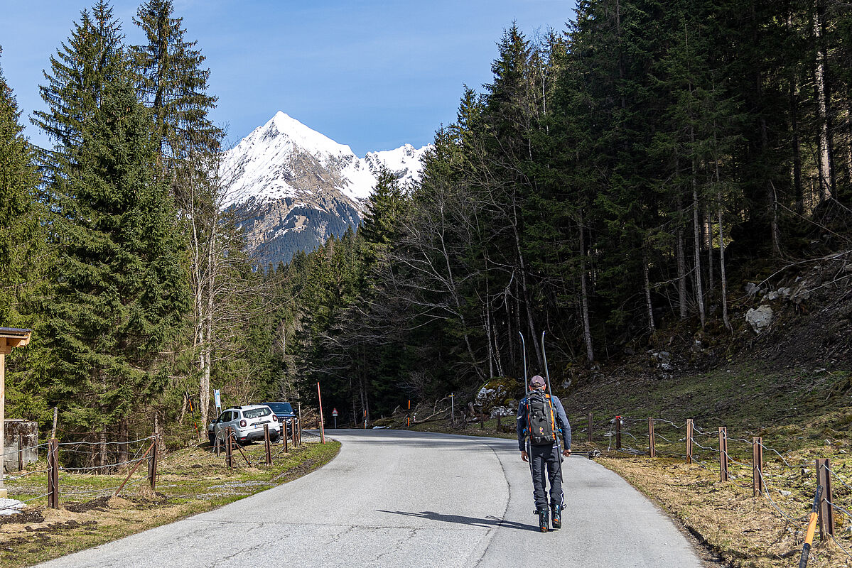 Wieder im Tal lugt der Dristner zwischen den Bäumen hervor