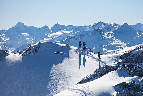 Mit Ski geht es dann am Grat zum höchsten Punkt des Kröndlbergs