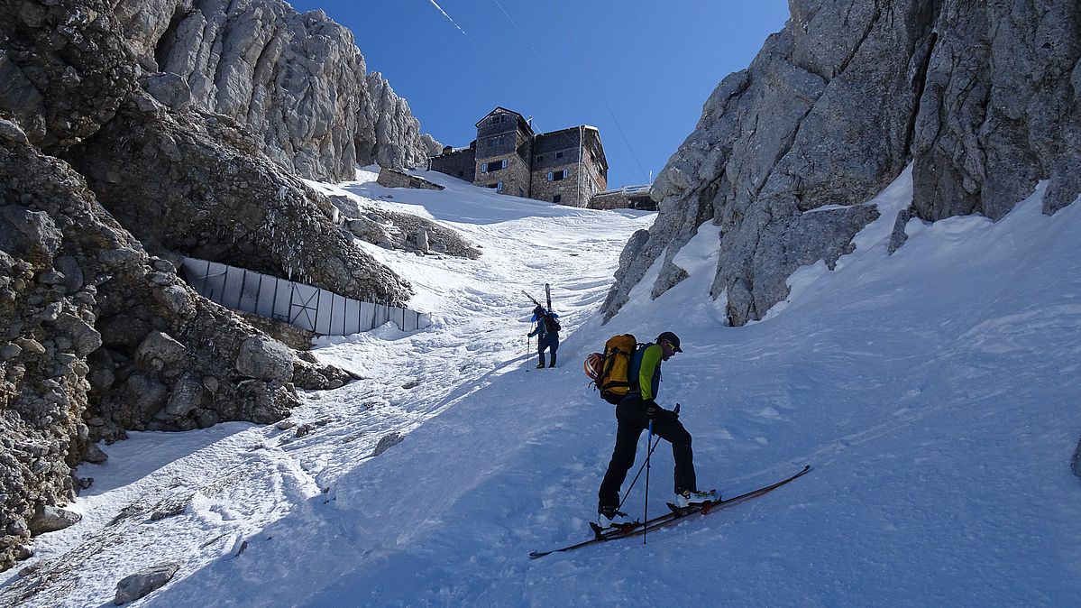 Die Meilerhütte (2372 m) kommt in Sicht