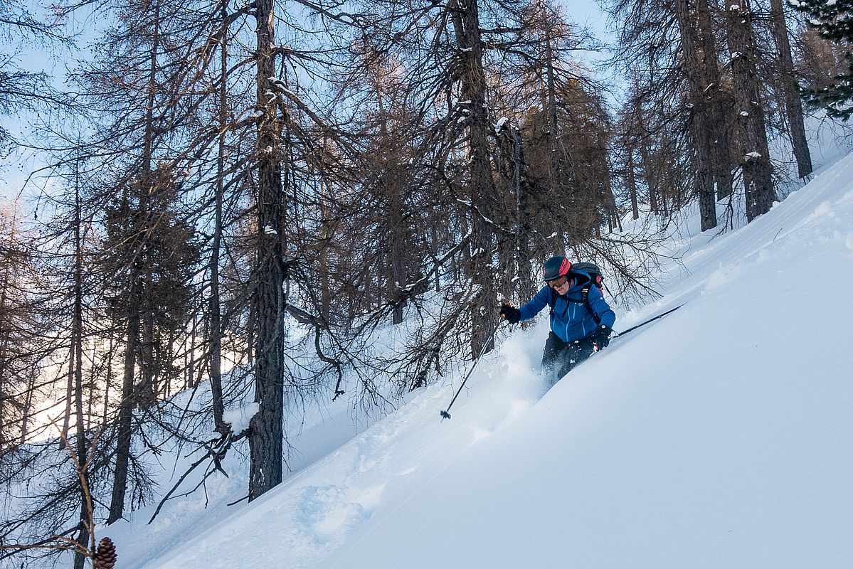 Knietiefer Pulverschnee im mittleren Teil