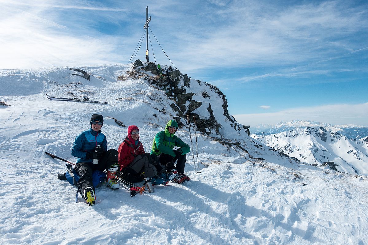 Die Gipfelpausen waren durchgehend von starkem Wind gekennzeichnet - im Lee fand sich hier am Hochrettelstein aber ein erträglicher Pausenplatz.