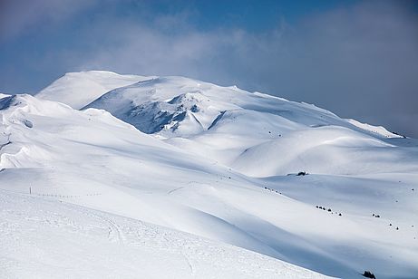 Dick verschneite Leitneralm im Obernberger Tal.