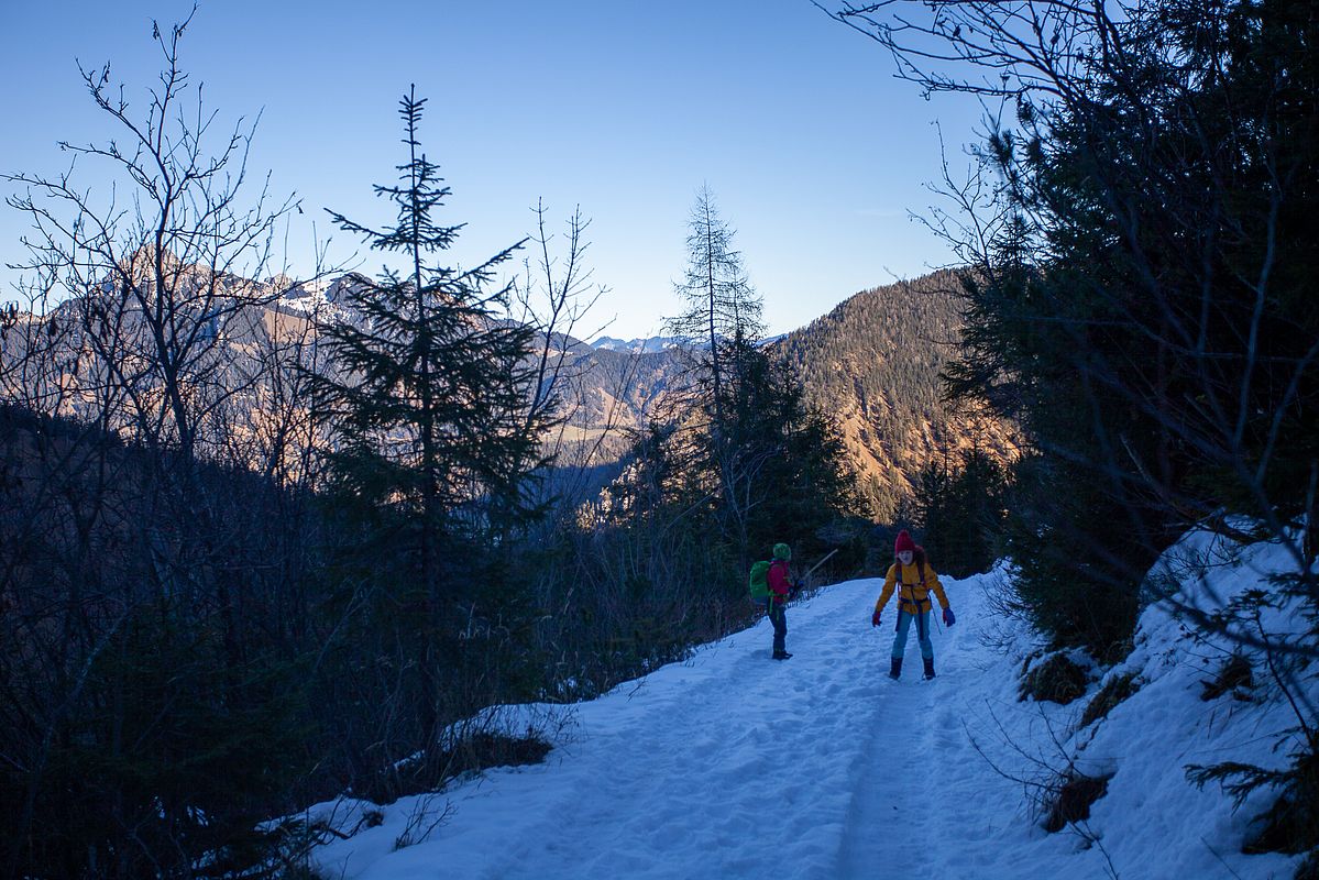 Aufstieg ins Krottental auf der meist dünn mit Schnee und Eis bedeckten Fahrstraße