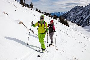 Der Gipfelhang mit dünner aber kompakter Schneeauflage und perfektem Firn bei der Abfahrt. 