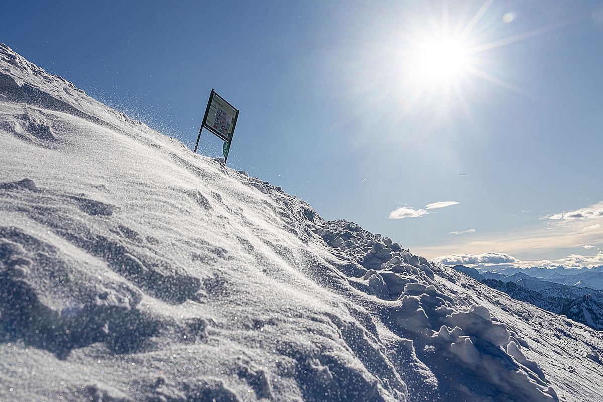 Leichte Schneeverfrachtungen durch den Föhn am Lempersberg