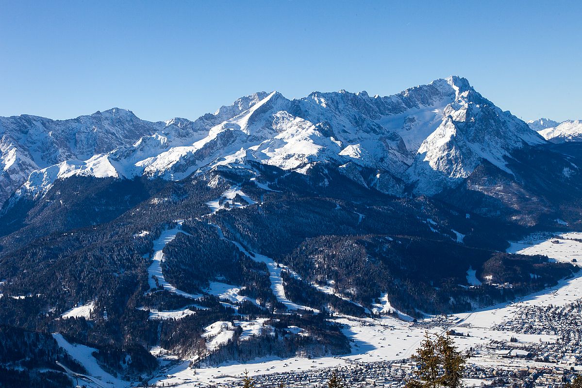 Blick vom Gipfel zur Zugspitze