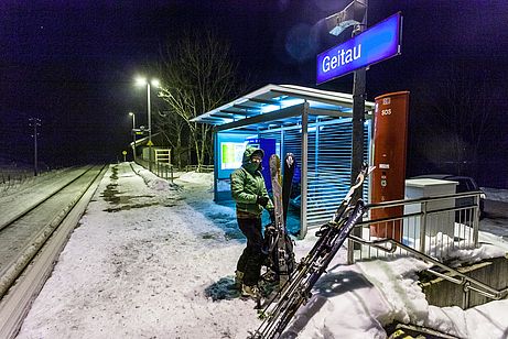 Ende einer Skidurchquerung der Bayerischen Voralpen am Bahnhof in Geitau