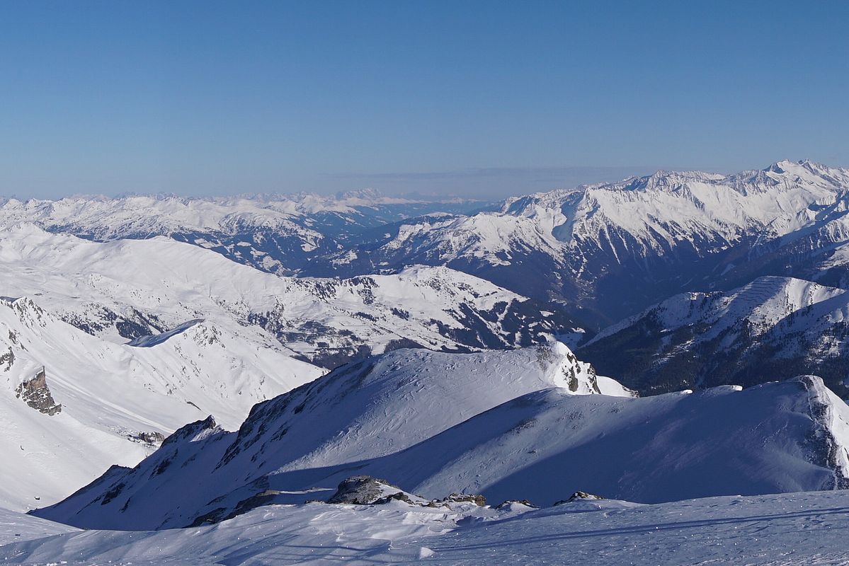 Blick über die Pluderlinge (rechts im Vordergrund) hinaus ins Zillertal. 