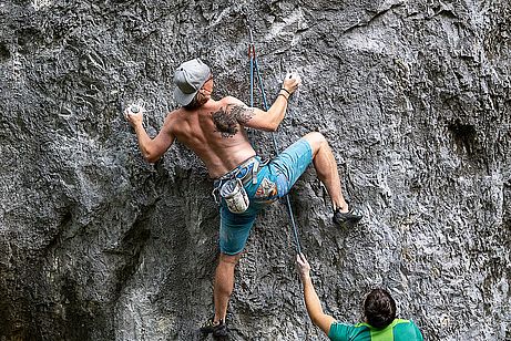 Flo Maier sucht die richtige Lösung am Einstieg von Black Mamba (7b)