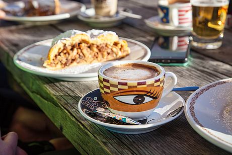 Nicht nur Kaffee und Apfelstrudel sind auf der Enzianhütte vorzüglich.