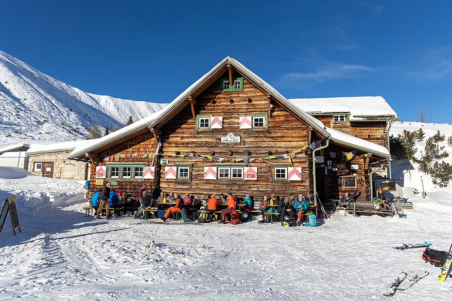 Auf der Sonnenterrasse der Südwiener Hütte lässt es sich aushalten