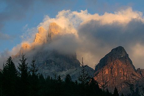 Mystische Stimmung im Bereich der Malga Civerthage mit Blick auf Cima delle Madonna und Sass Maor.