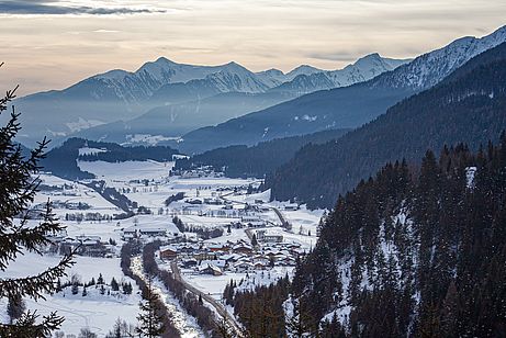 Blick auf den Talschluss des Ridnauntales mit dem Hoteldorf Maiern