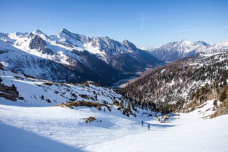 Beim Aufstieg zum Pfischer Joch streift der Blick talauswärts. Links Felbespitze und Grabspitze