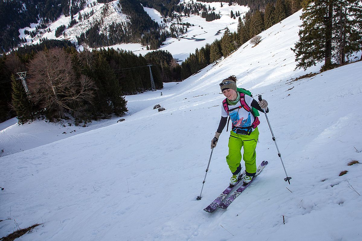 Tiefblick auf die Lochgraben-Piste kurz vor der abgeblasenen Querung zur Schönfeldalm 