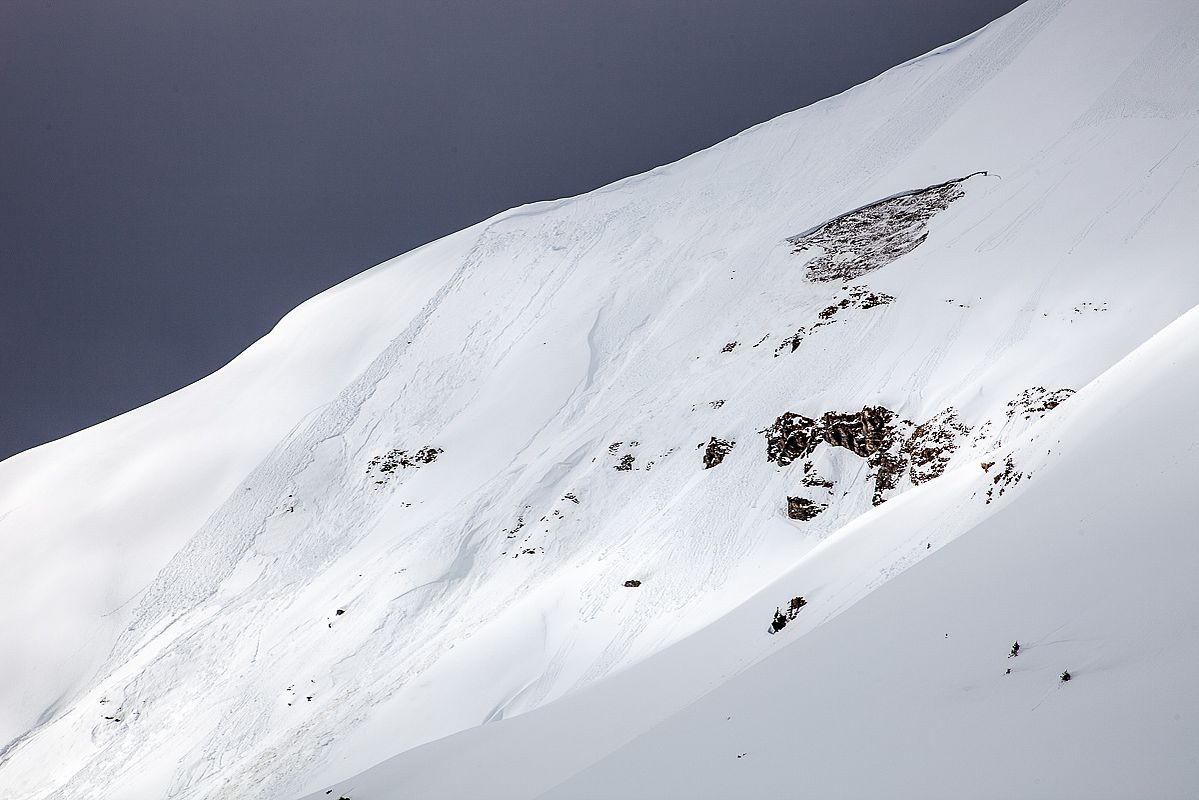 Rundherum war rege Lawinenaktivität zu beobachten - alles dabei: Gleitschnee, Lockerschnee, Schneebretter. 