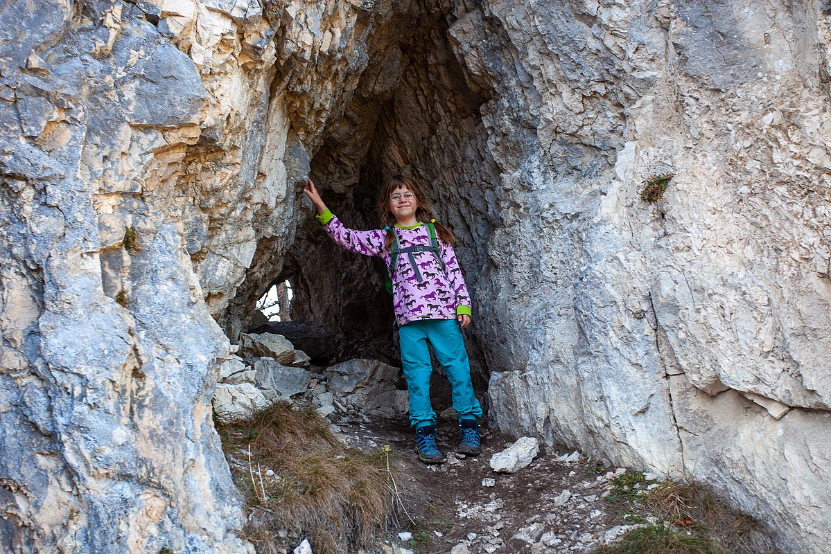 Lochdurchschlupf am Gipfelaufstieg zur Kindlwand