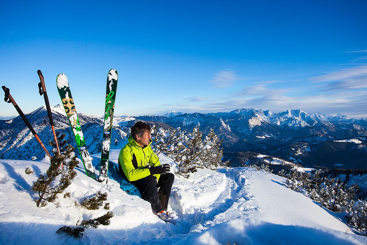 Am Gipfelgrat angekommen ist dann Schluß - der Übergang zum Kreuz braucht noch viel mehr Schnee.