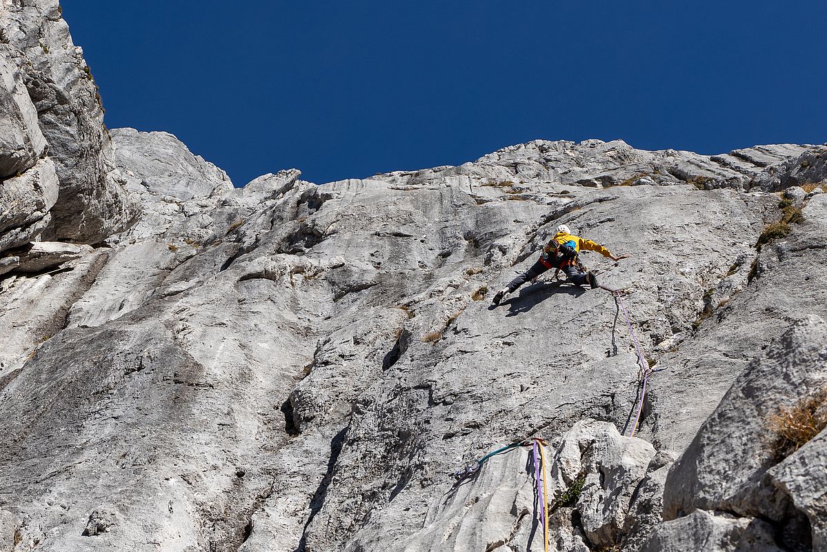 Die Crux der zweiten Seillänge ist eine kurze Querung nach links