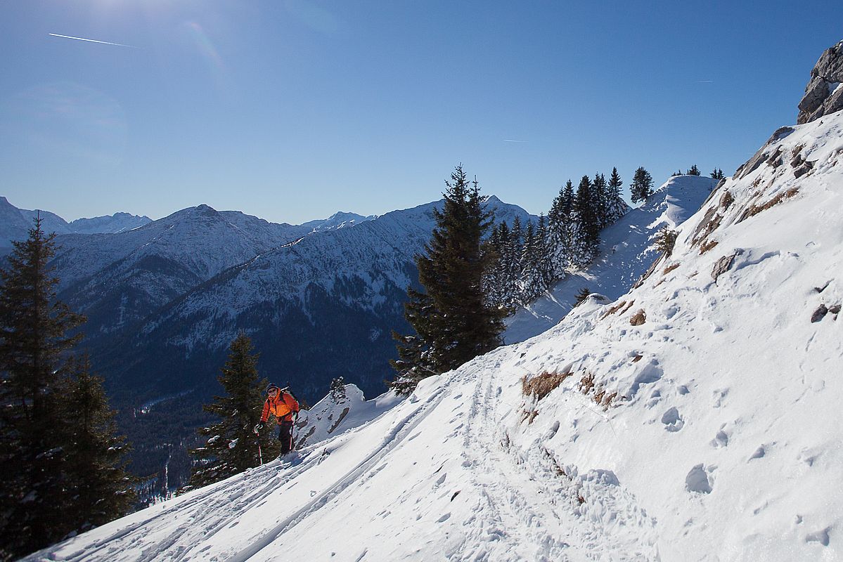 Nicht allzuviel Schnee im Gipfelbereich, hier ist etwas Vorsicht geboten.