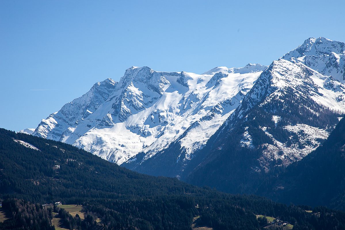 Blick zurück vom Pass Thurn auf unsere Abfahrt knapp links der Bildmitte.