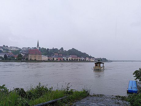 Eine kleine Fähre, die nur für Fahrräder verkehrt, bringt uns über die Donau nach Mauthausen