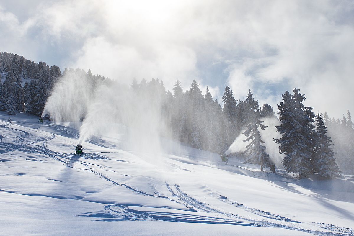 Volles Rohr - trotz vielem Naturschnee wird fast überall Kunstschnee produziert.