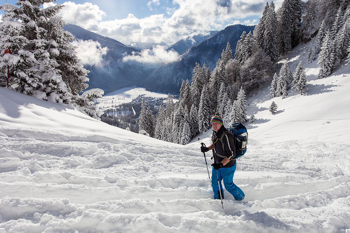 Herrliches Winterwetter und Tiefblick auf den Bayrischzeller Talkessel von der Siglalm.