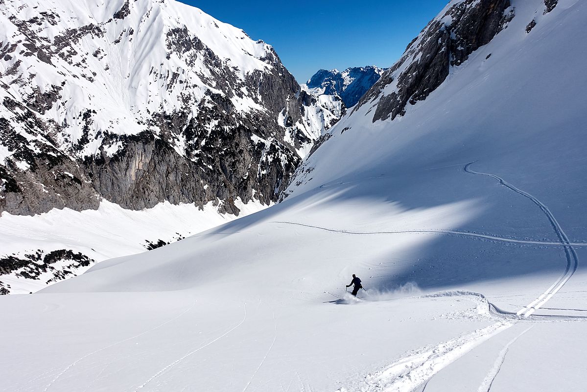 Pulverschnee bis hinunter zur Querung unterhalb des Ofelekopfs