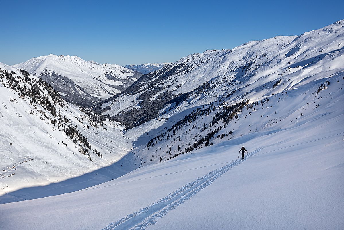 Kurz vor dem Sidanjoch hat man einen schönen Blick hinaus nach Hochfügen