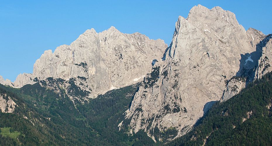 Die Kleine Halt (rechts) mit der Nordwestwand