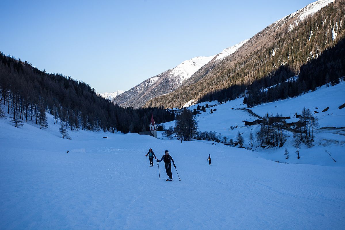 Start im noch schattigen Tal hinter Kasern