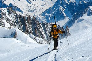 Beim Bergsteigen in größeren Höhen ist die Gefahr von Erfrierungen real - diese sollten in einer Unfallversicherung mit eingeschlossen sein.