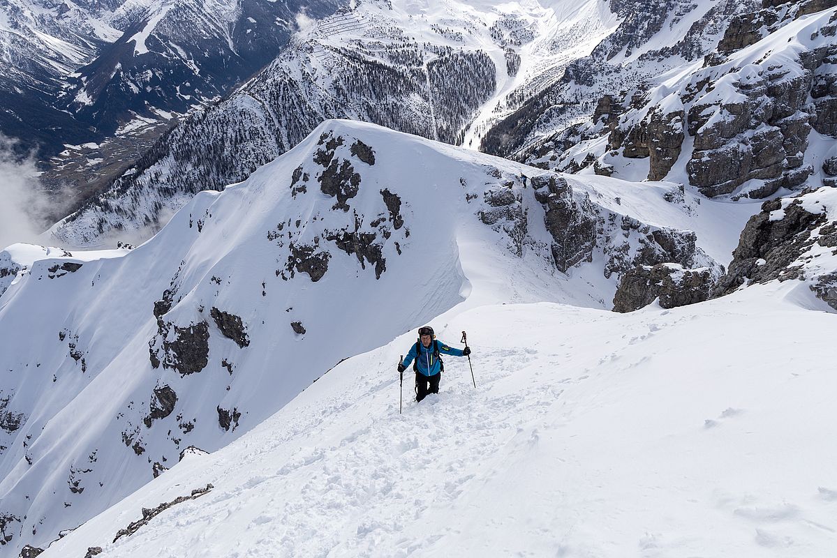 Steiles Schneestapfen zum Gipfel