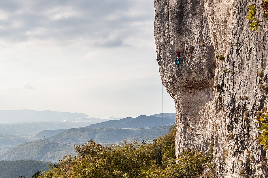 Die langen Touren im rechten Teil von Crni Kal - mit Blick zur Adria.