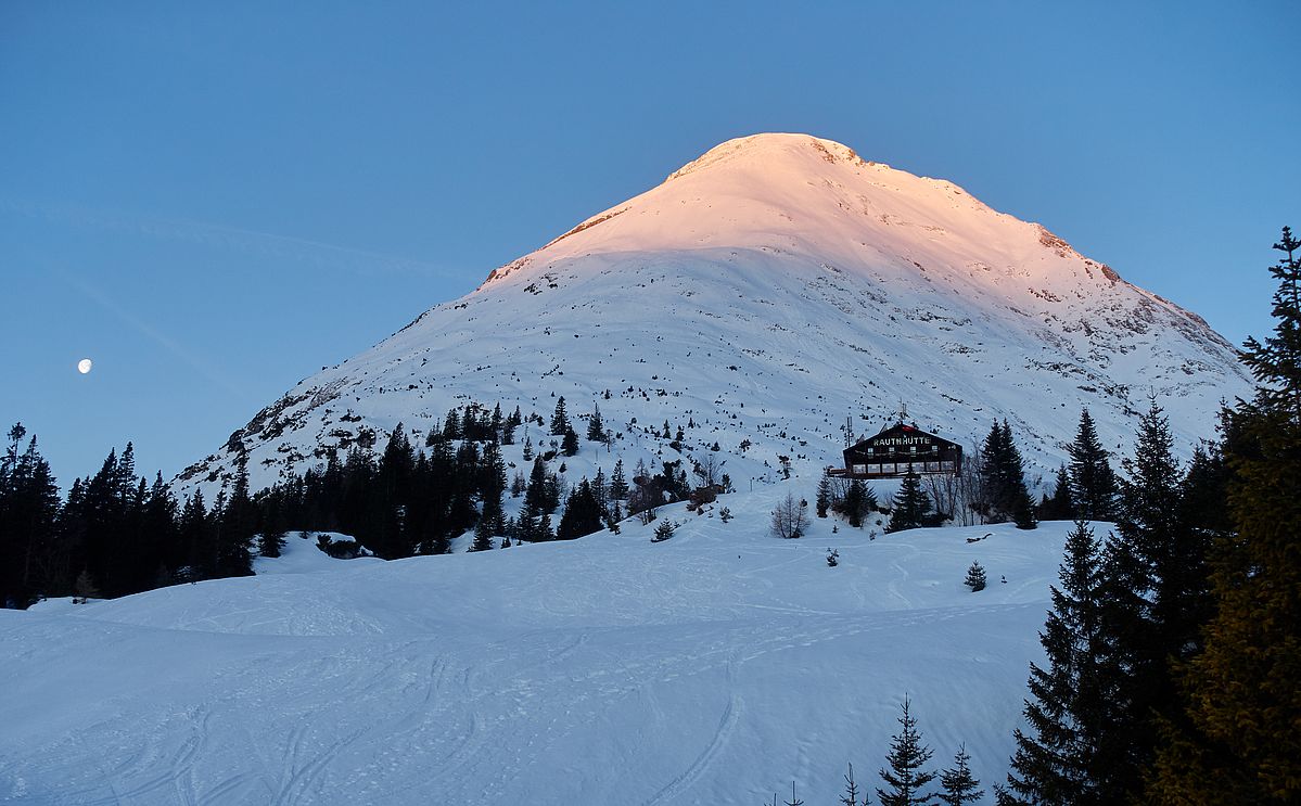 Aufstieg zur Rauthütte - Der Gipfel der Hohen Munde ist schon in der Sonne