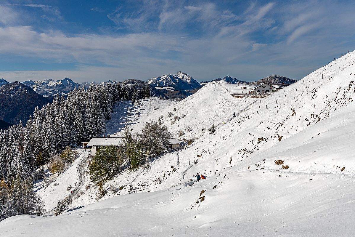 Die schönen Skihänge im Bereich des Spitzsteinhauses haben etwa 10-20 cm Schneeauflage - für Skitouren darf's noch bisserl mehr sein.