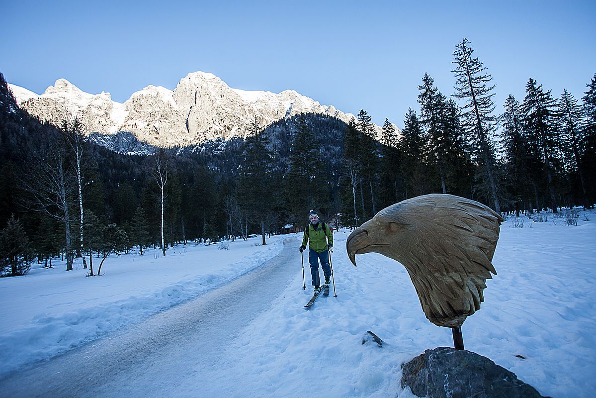 Der vereiste Winterwanderweg vom Hintersee wurde gestreut, so dass man mit Ski besser daneben geht..