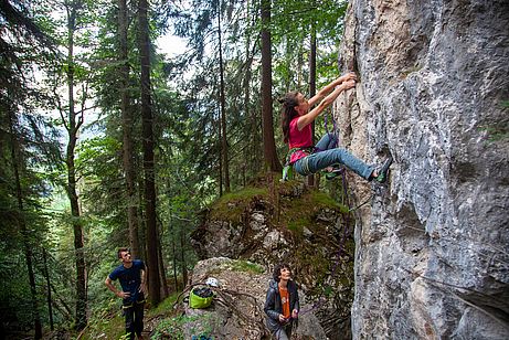 Laura Sedlbauer in der henkeligen Kletterroute "Saromans Späher" (7+) am Rübezahl