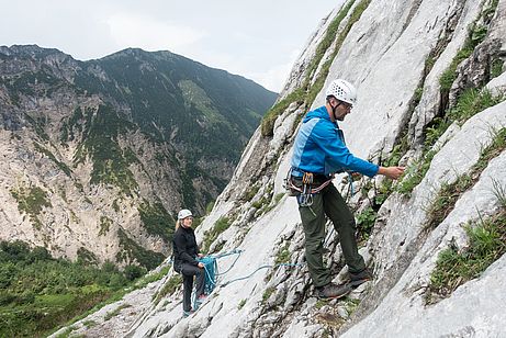 Übung des Seilhandlings beim Mehrseillängen-Klettern am Gamswandl