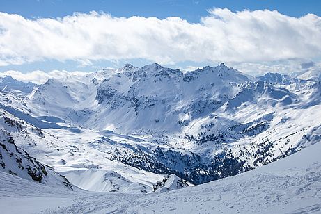 Blick von der Grafennsspitze in die Wattener Lizum, ungefähr in Bildmitte befindet sich die Hütte.